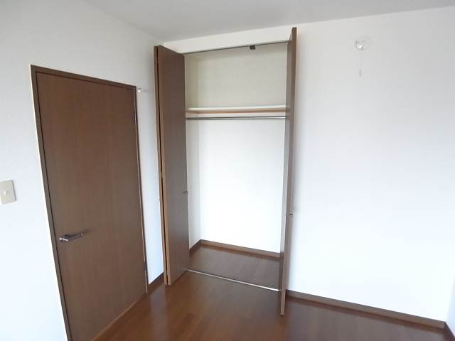 各部屋に収納ありますよ