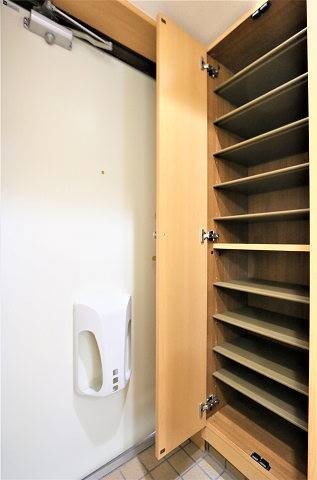 スニーカーからブーツまでたくさんの靴が収納できます