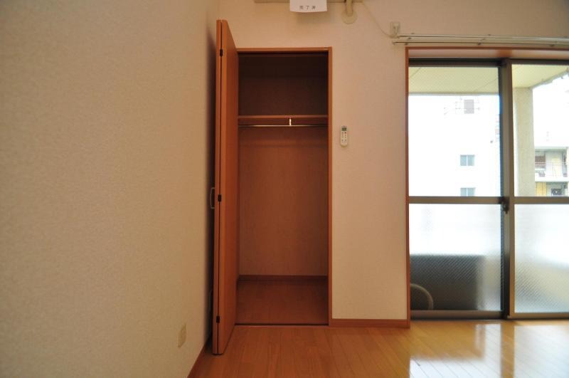 お洋服が多い方でも安心の収納力