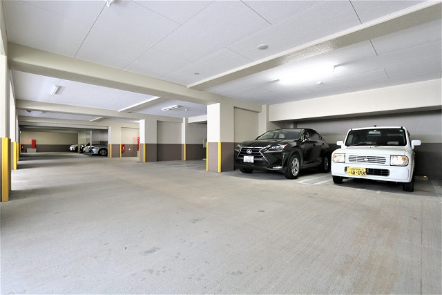 建物1階と2階部分に駐車場があります