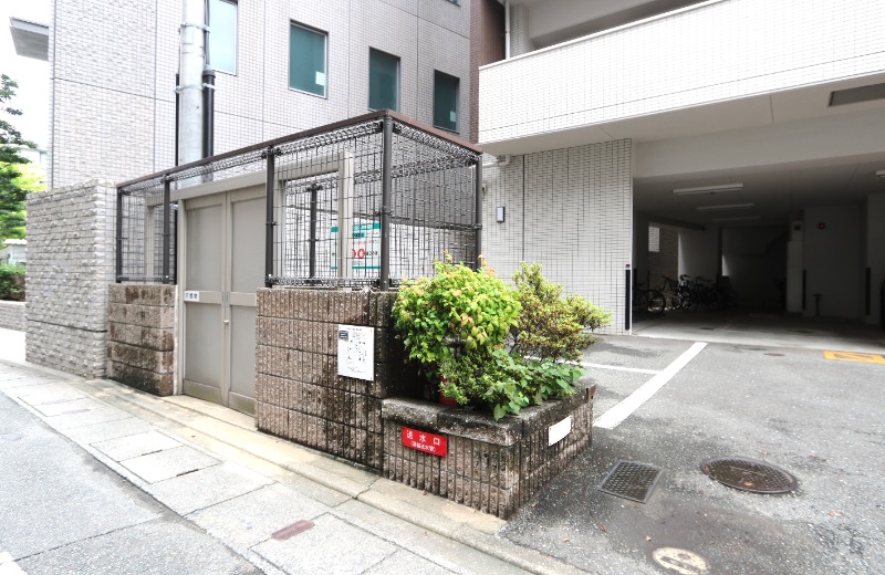 敷地内ごみ置き場です