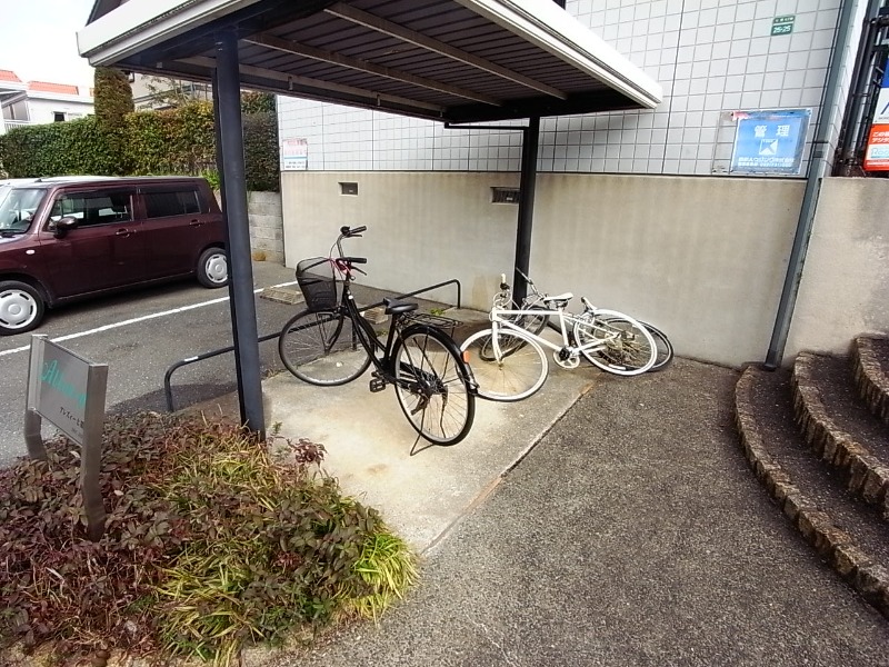 屋根付きの駐輪場です。