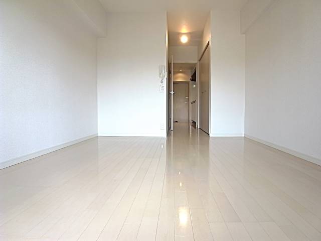 白を基調とした落ち着いたお部屋です