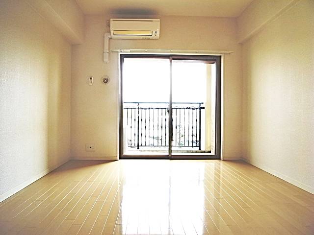 光がしっかり差し込むお部屋です