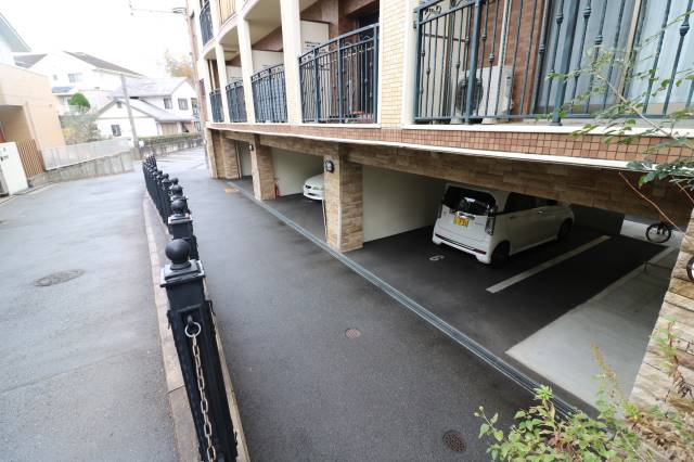 屋根付きの駐車場完備です