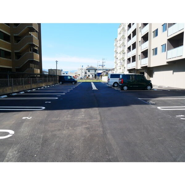 今なら敷地内駐車場空きあります☆