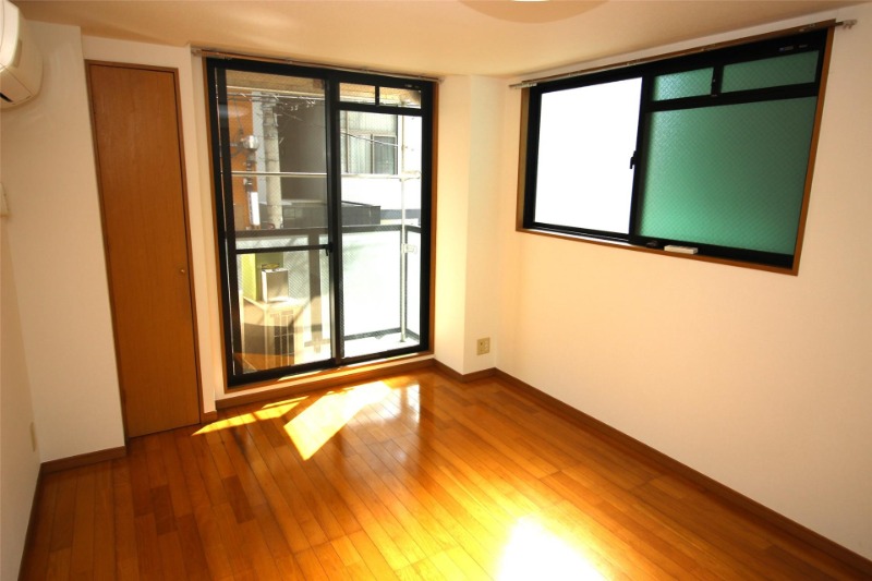 角部屋で明るい光が差し込みます