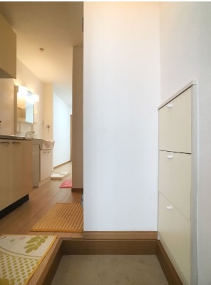 明るい玄関でお出迎え。