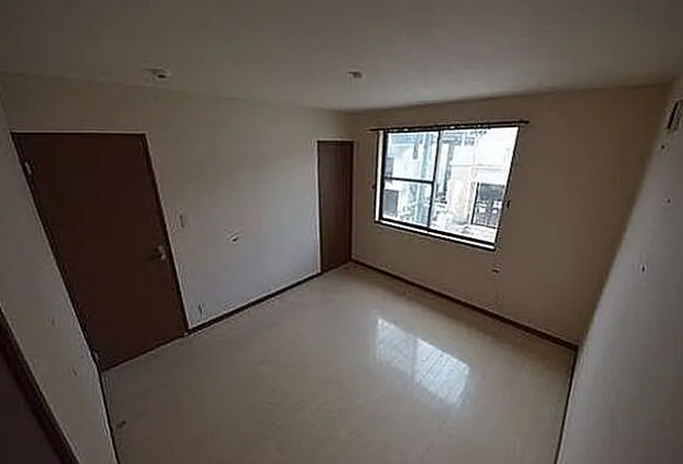 こちらは寝室にピッタリの洋室です