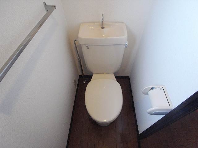 写真には見えないですが窓ついてます