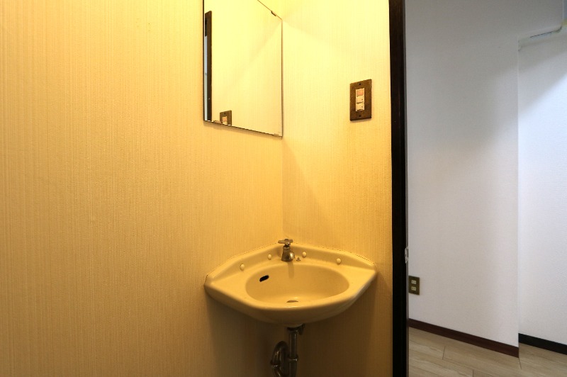 トイレにも洗面所がございます。