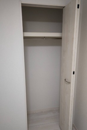 お洋服はこちらへ