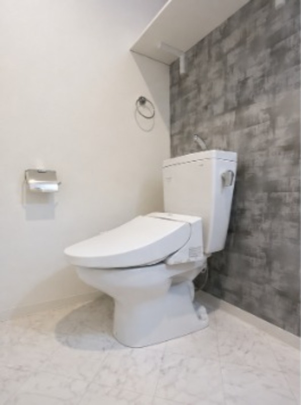 収納棚付きで清潔感あるトイレです