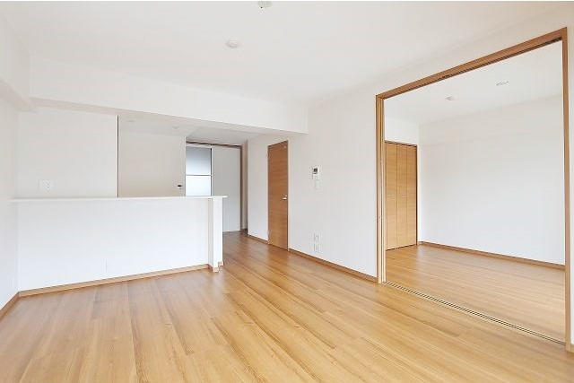 広々リビングでゆっくりお過ごしください