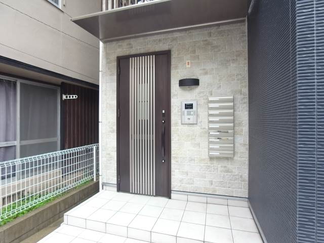 女性も安心なオートロック付きですよ