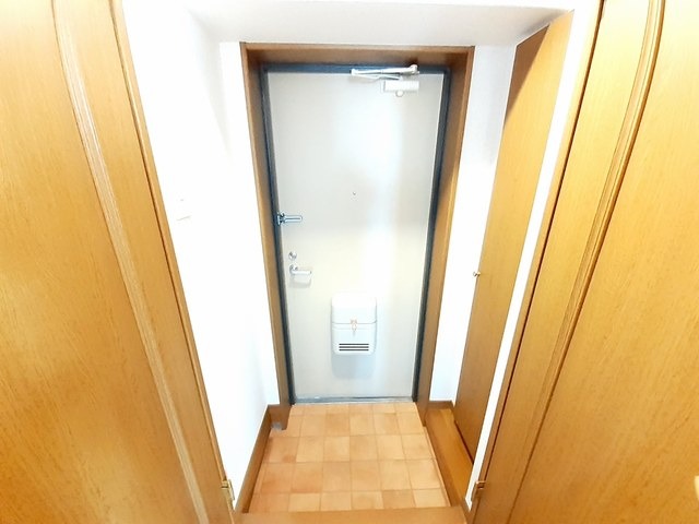 明るい玄関でお出迎え。