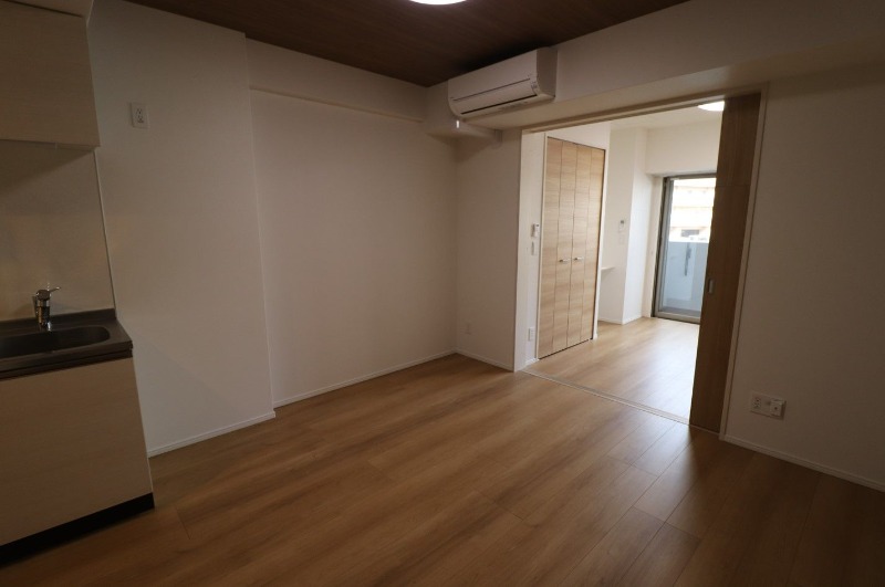 白基調の清潔感のあるお部屋です