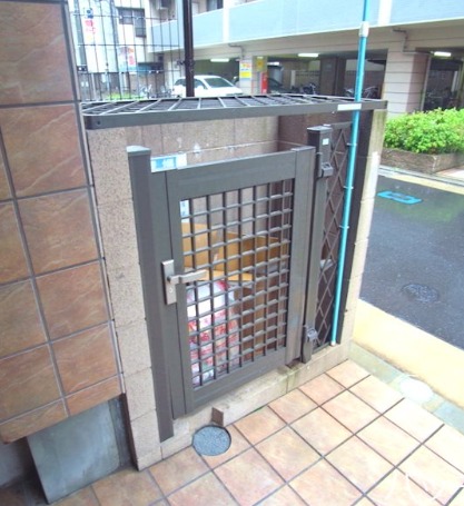 敷地内ゴミ置き場です