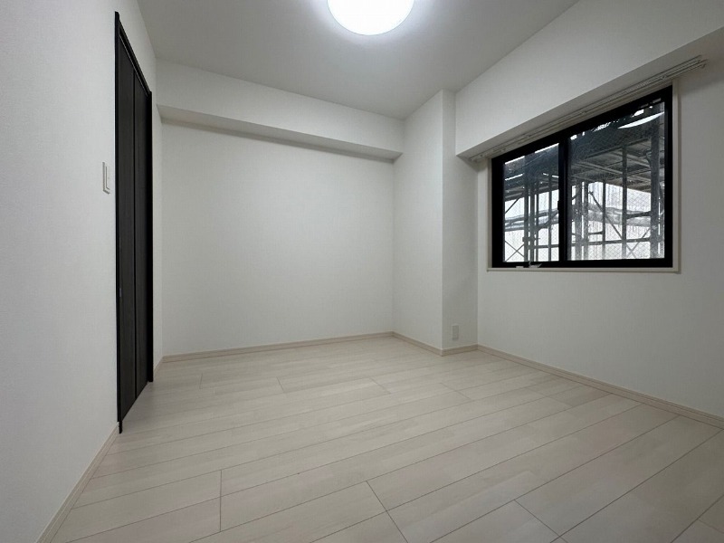 こちらは寝室にぴったりの洋室です