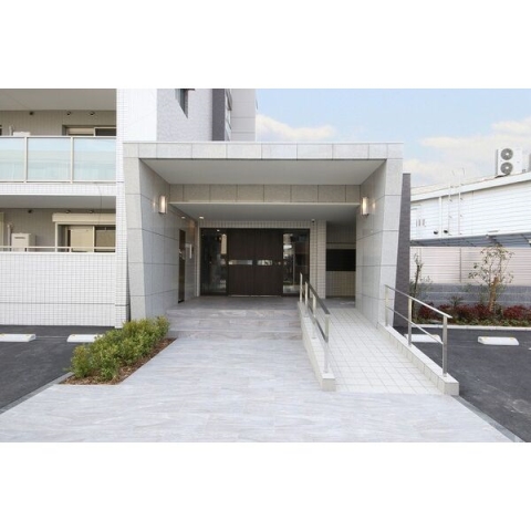 広くて清潔感のあるエントランスですね
