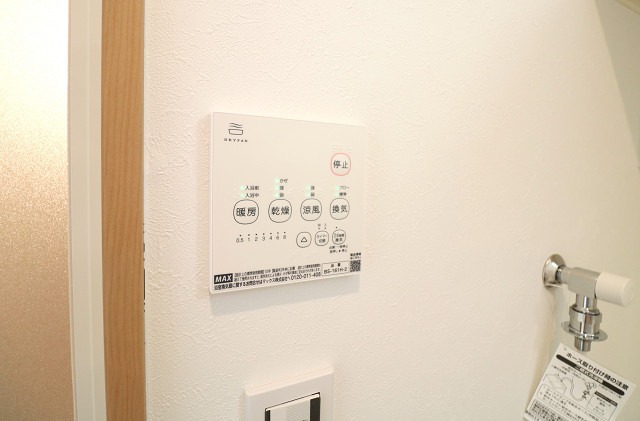 梅雨の時期でも味方の浴室乾燥機付きです。