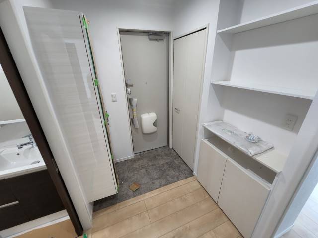 玄関近くに飾り棚があります