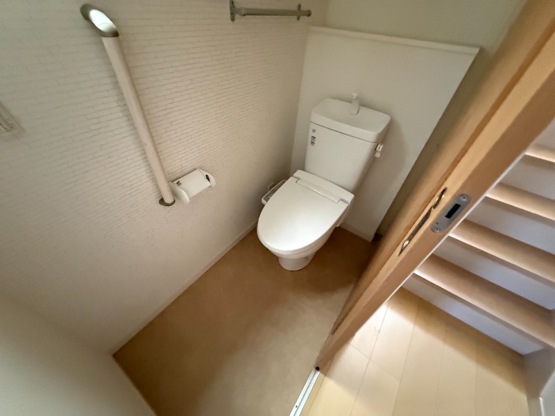 手すり付きで安全なお手洗い