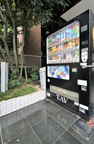 エントランスに自動販売機があります