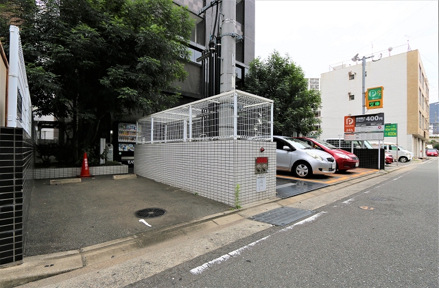 マンション前に駐車場とコインパーキングがあります