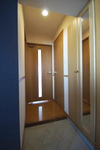全身鏡付きでお出かけ前の身だしなみチェックもバッチリ