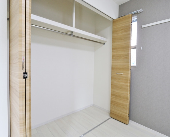 幅の広いクローゼットでお荷物の多い方も安心