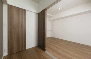 こちらは寝室にピッタリの洋室です