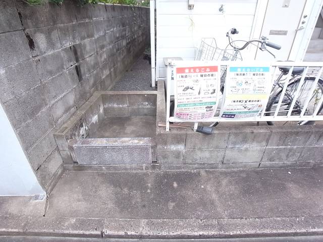 敷地内ゴミ置き場です