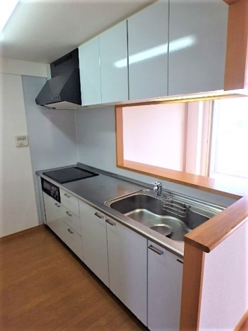 作業スペースが広く料理がはかどるキッチンです