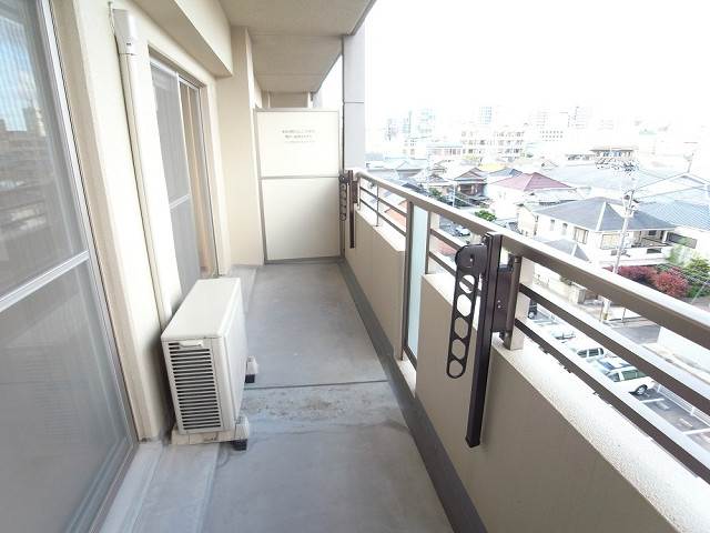 目の前は開けて日当たり良好です