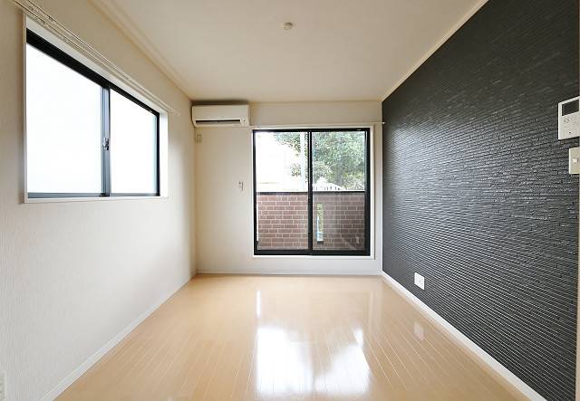 窓から光が入る明るいお部屋