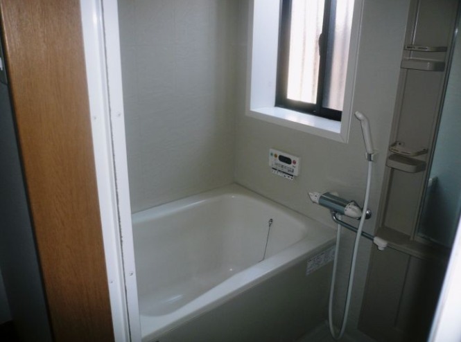 窓付きで換気ができるバスルームです