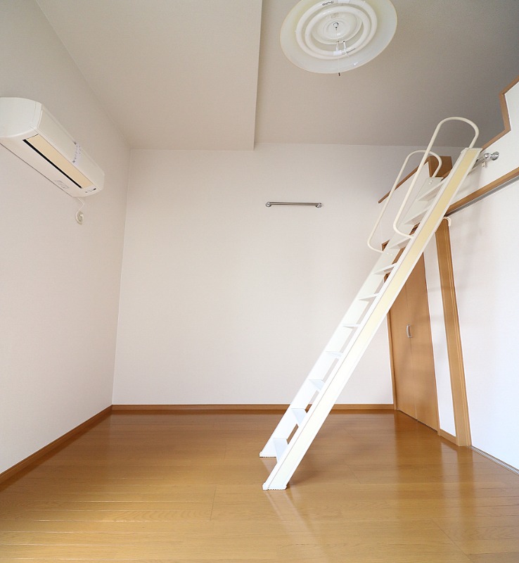 広々6帖越えの洋室です。