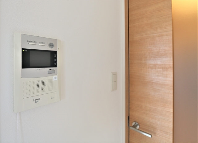 来客の確認が出来るモニター付きです