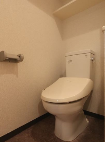 物置きつきのトイレです