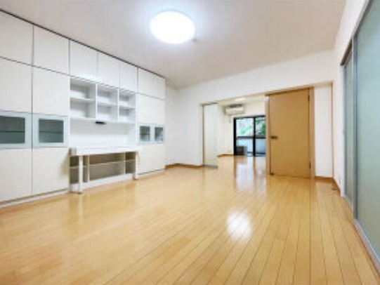 壁一面の備え付け収納スペース