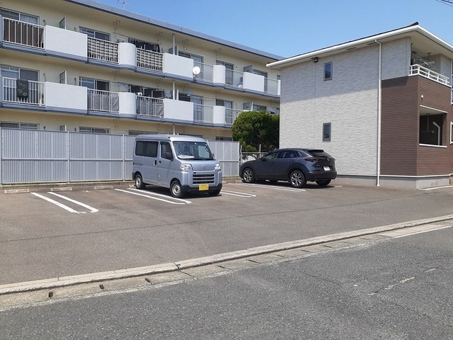敷地内に駐車場もございます。