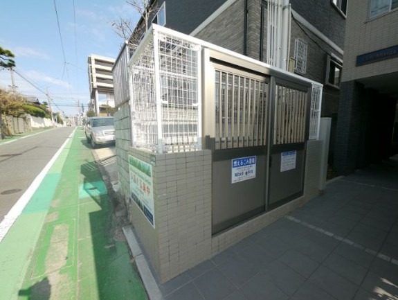 敷地内にゴミ置き場ございます。
