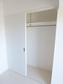 かさばりやすいお洋服もたっぷり収納可能です