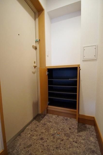 玄関は備え付けの下駄箱あり