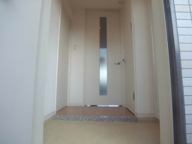 白の建具がとてもオシャレです