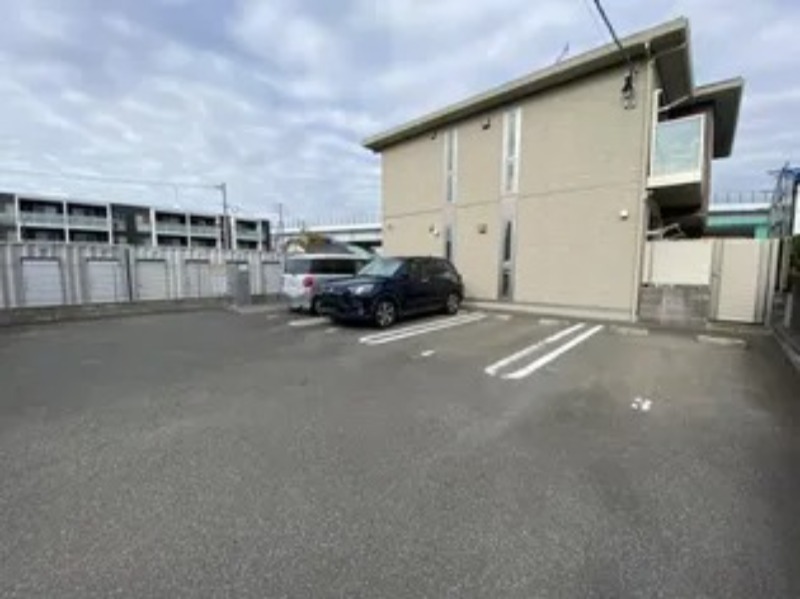 敷地内に駐車場もございます。