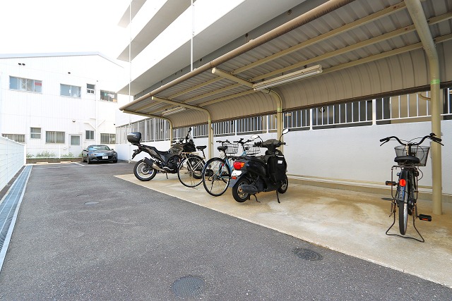 自転車も屋根付きの場所です