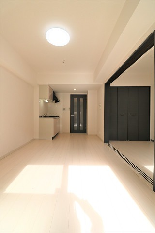 白を基調とした明るいお部屋です