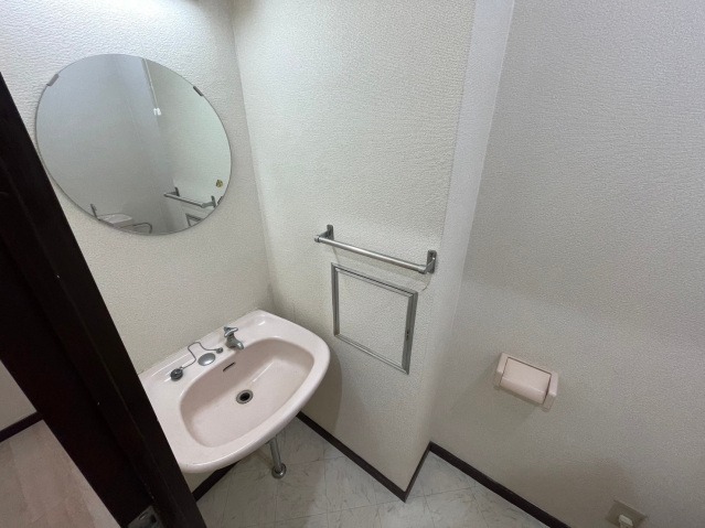 トイレにも鏡ございます